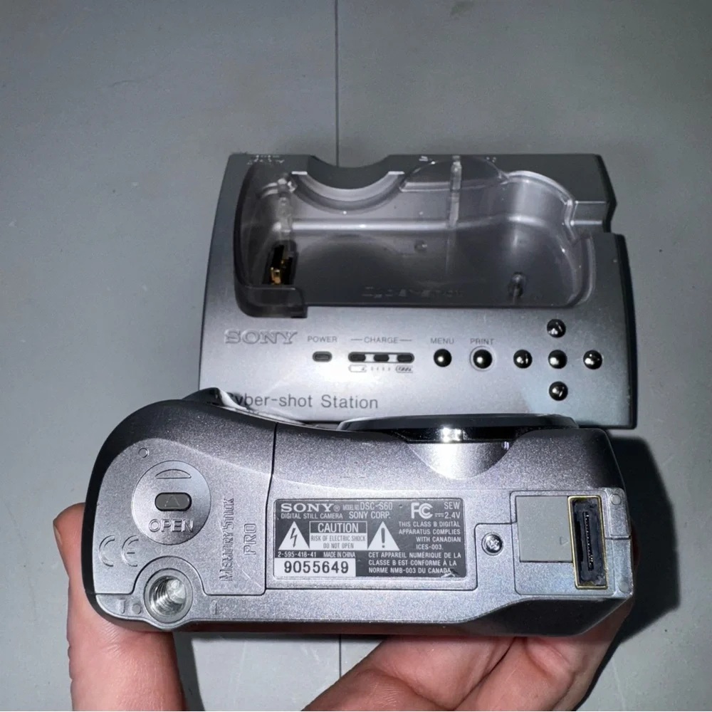 Sony CyberShot DSC-S60 4.1MP Digital Camera‎ w/ Base Docking Station